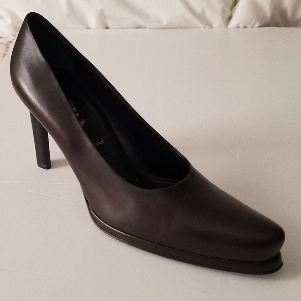 NWT Prada Pumps Size 38